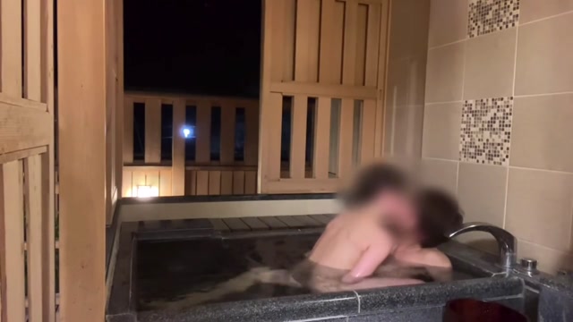 Худая японская парочка в бане: минет и хэнджоб без цензуры