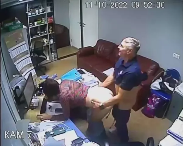 Шеф трахнул сотрудницу и кончил себе в ладошку